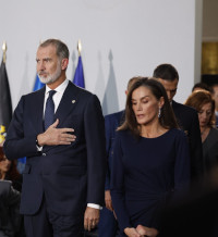 El rey, la reina y Pedro Sánchez mirando el móvil